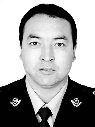 中共党员,二级警督警衔,生前系和田地区和田县公安局法制大队副大队长