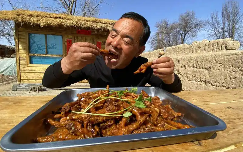 食叔爱啃鸡爪子,一口气红烧5斤多,20秒啃一个,这