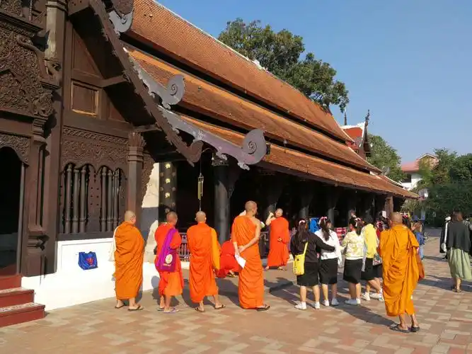 他们信的是小乘佛教,每个男孩都做和尚受教育,然后还俗.