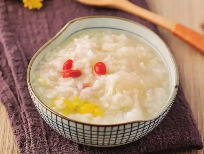 菊花别只会泡水喝,搭配雪梨煮粥,滋润又去火,这个季节喝正好