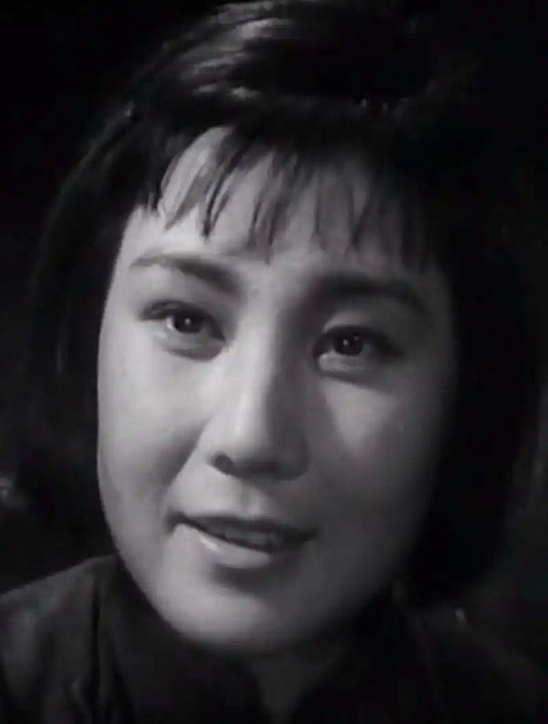 86岁长影老演员李瑛罕见现身,长了一张明星脸,却始终没能红起来