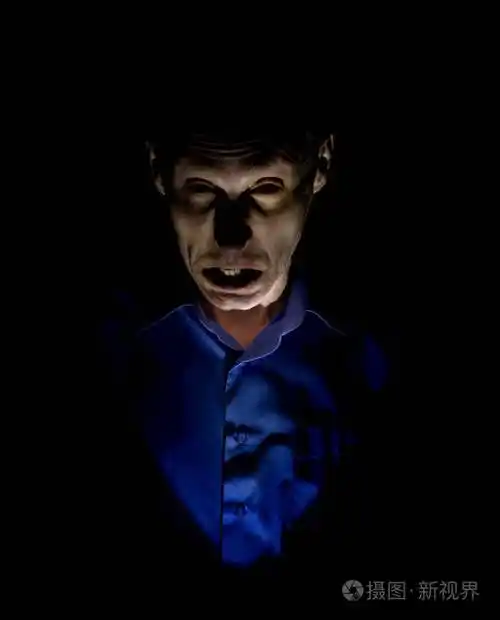 时尚的黑色肖像的成年白种人看起来像疯子或神经病在