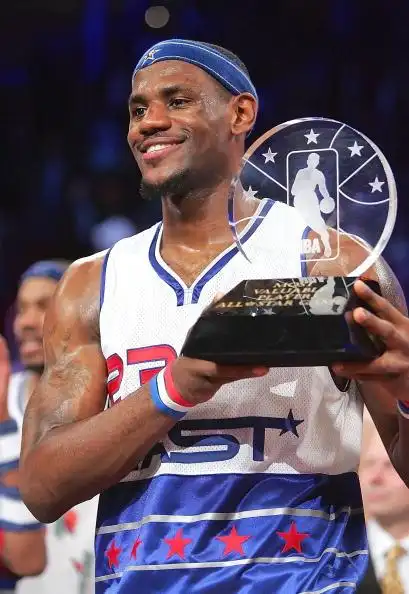 图文詹姆斯荣膺nba全明星赛mvp奖杯实至名归