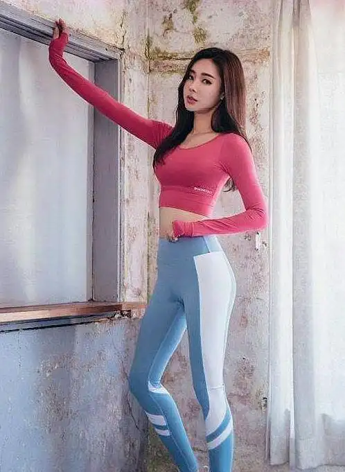 性感时尚的小姐姐秀出修长的腿部线条,完美身材曲线,女人味十足