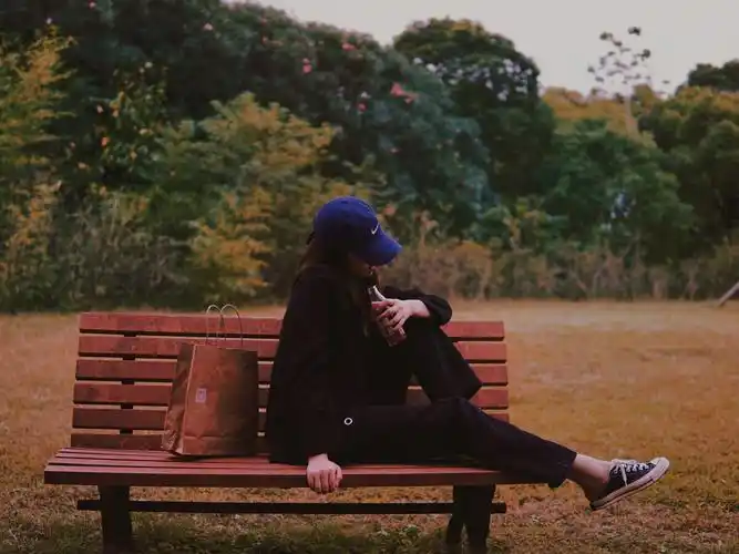 胶片风公园长椅拍照拍照姿势