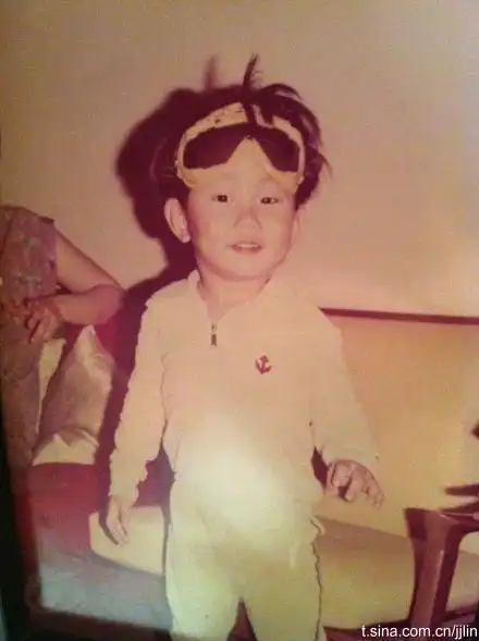 哈哈~北京地铁拟人化   因为一号线真的是最挤的~不管什么时候都是.