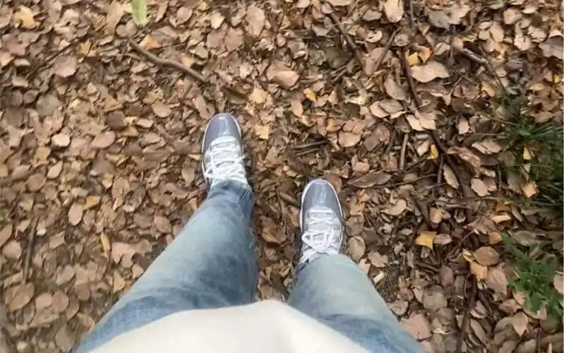 穿aj1177白袜,散步时发现变质的水果,踩没了