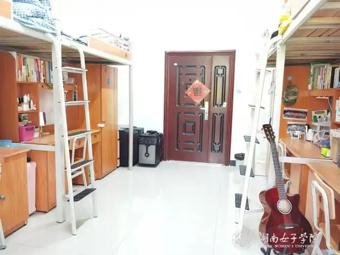 清爽的洗漱台……2022年6月2日,湖南女子学院北一食堂与宿舍楼中间的