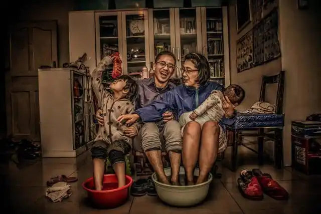 8张中国家庭的洗脚照片,是时代的回忆,满满的温馨感