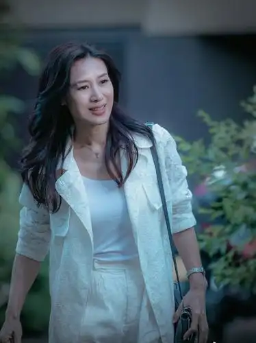 大郑爽不愧是老戏骨,虽然是60后,但身材的状态一点都不显老