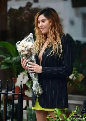 伊莉莎·杜利特尔黑色条纹西装搭黄裙休闲十足,金色卷发时髦靓丽