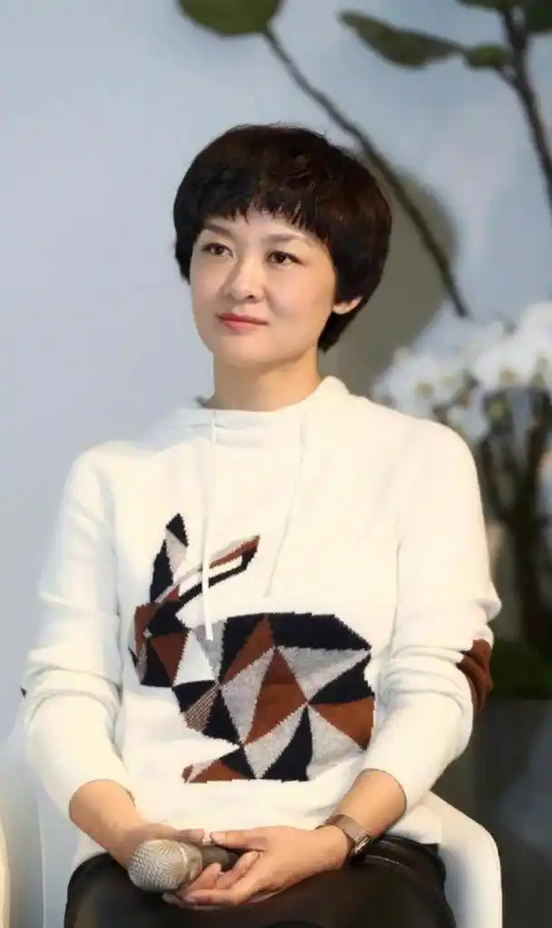 前央视主持人李小萌美照