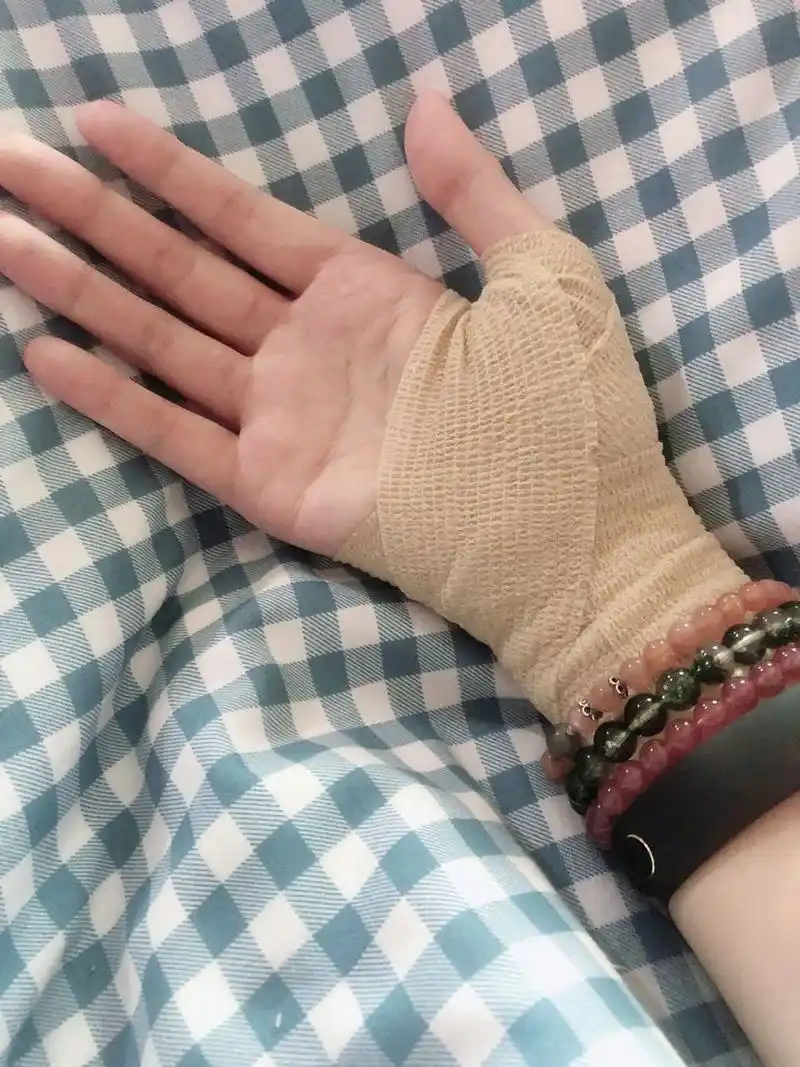 哇哦～神奇的绷带 工作一天,右手酸痛的不行,虽然不是什么大疼,但是