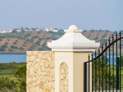 别墅城堡围墙内的大金属门在欧洲城市的豪华房子大门传统英式乡村别墅