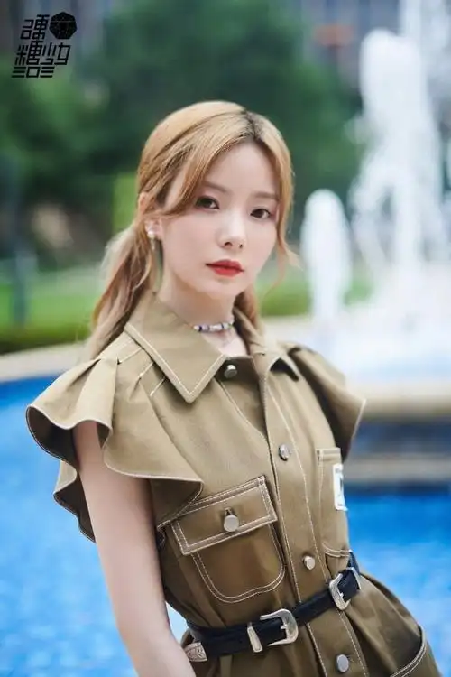 陈卓璇超话|#闪闪发光的你#复古英伦风裙装, 甜酷利落;栗色双马尾造型