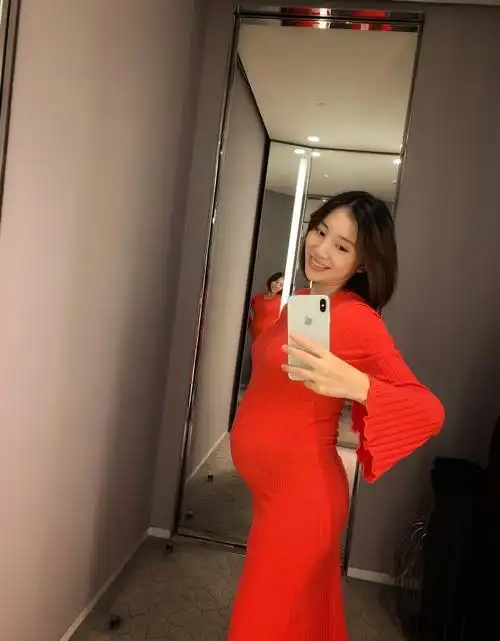 虽然已经怀孕很长时间,但是通过照片可以看出,周捷丝毫没有发胖的迹象