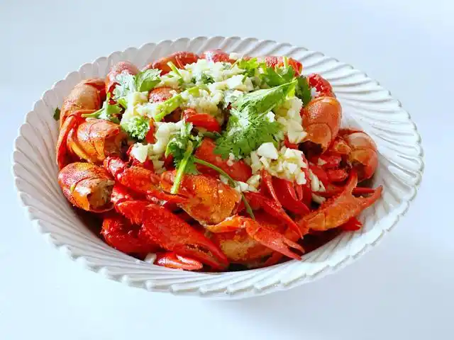 每年的五月,是小龙虾大量上市的季节.