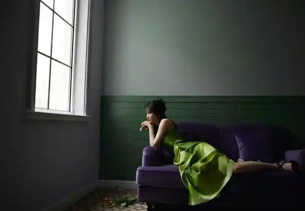 绿色吊带长裙展现的优雅与妩媚|裙子|唱片|音乐专辑|女性身材|陈冰