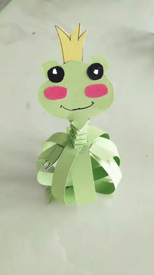 悦享别样假期"珲春市第三幼儿园空中微课堂手工制作—会跳得小青蛙