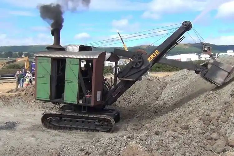 烧煤的蒸汽挖掘机1915年的产物真正的老古董难得一见