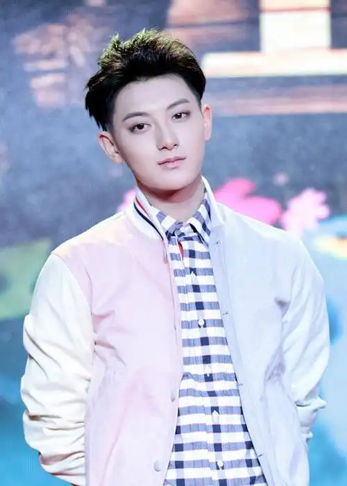 因动作太大偷袭失败 搞事小王子黄子韬的表情好可爱