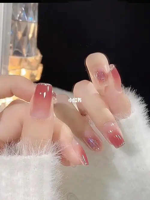 水润葡萄渐变做出来的美甲款式