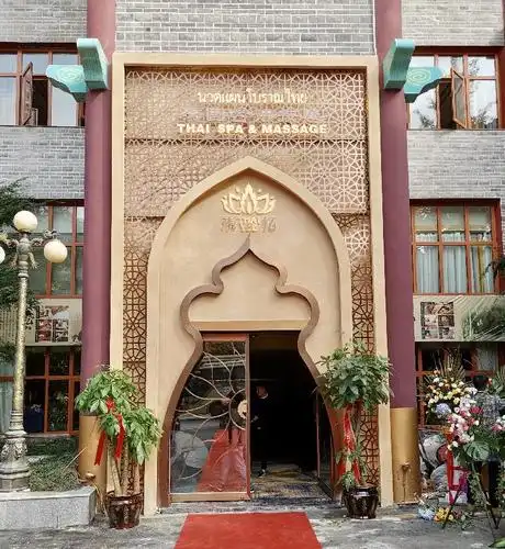 别致雅趣的内饰,营造出一种去繁为简的现代泰式美学风格,整体空间对称