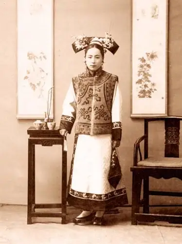 1904年,满族女子.【摄影资料:google】
