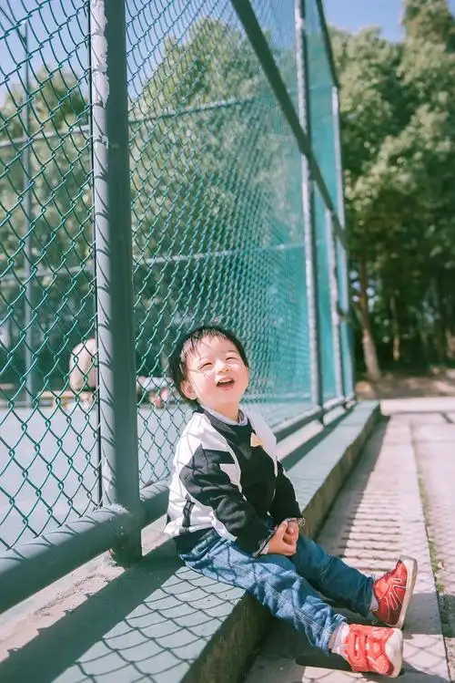 爱玩球的小男孩