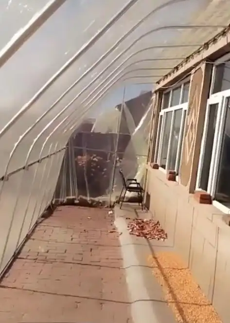 东北农村房屋贴膜靠贴塑料膜支大棚保暖物美价廉又实用