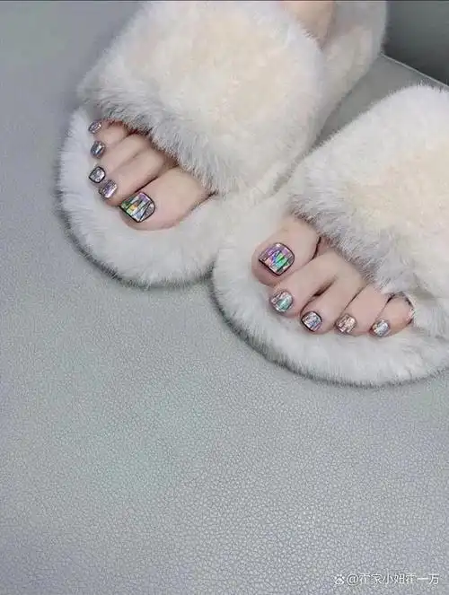 玉足美甲带给我们的不只是显得脚白细腻,还真的是满满的惊艳