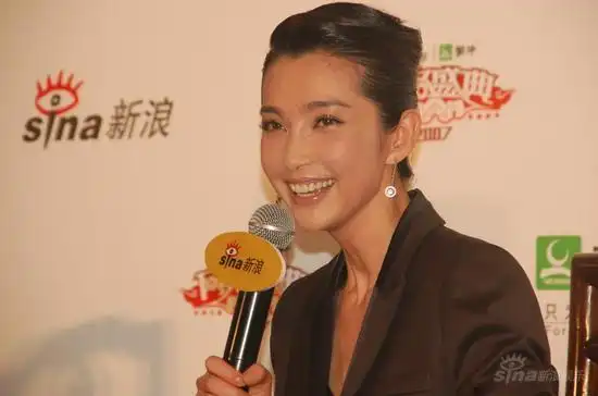 图文李冰冰独家对话新浪穿黑色礼服露齿大笑