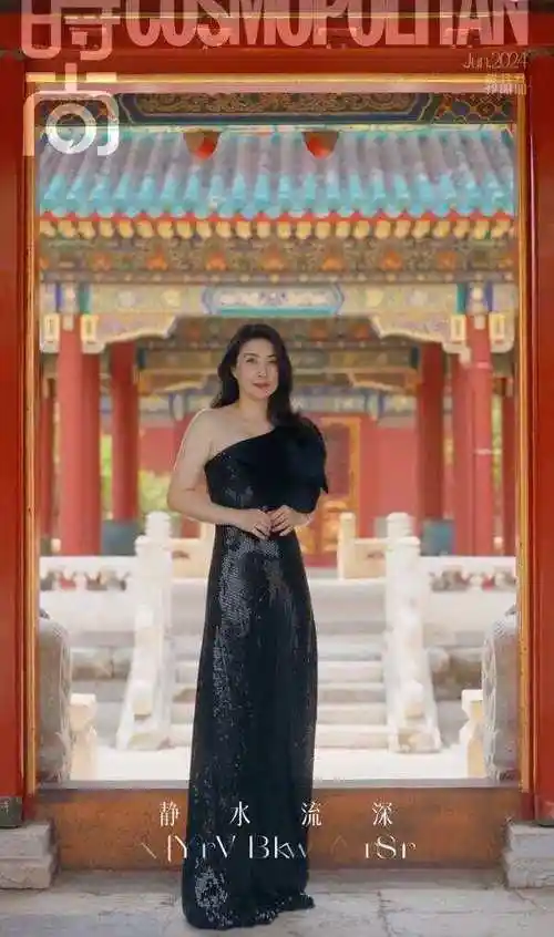 这次亮相是郭晶晶与卡地亚珠宝品牌合作的一部分,她的服装选择和搭配