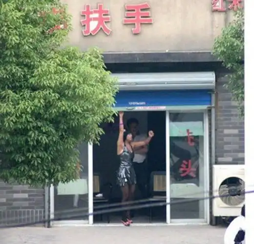 大妈山坡卖淫惹争议 老年人不知为老不尊让人心酸(图)