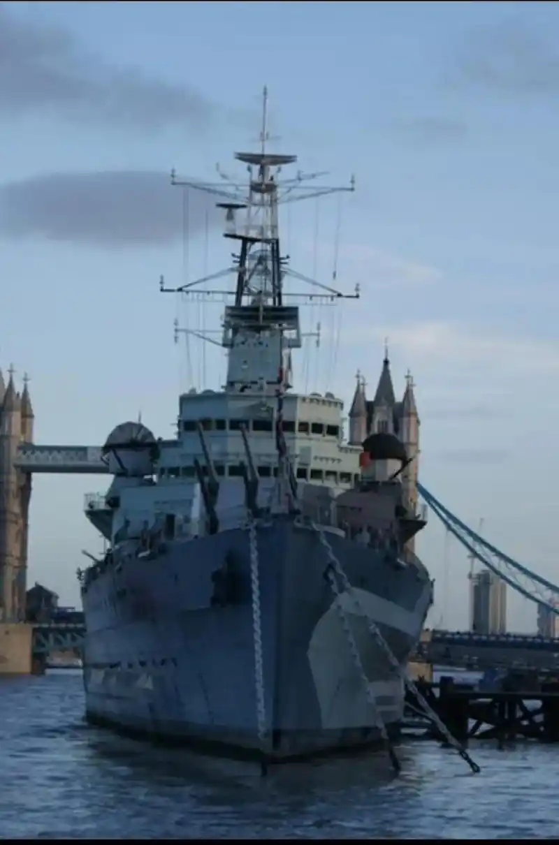 停泊在伦敦泰晤士河上的英国二战时期的巡洋舰 - 抖音