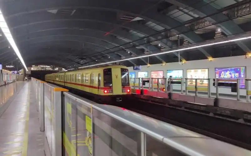 广州地铁1x35-36花地湾出站