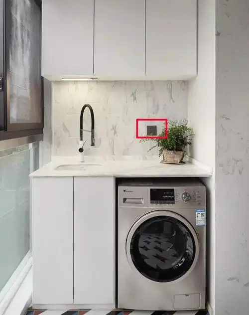 在阳台室外拉排插非常不安全,所以还是要提前预留多几个插座,方便日后