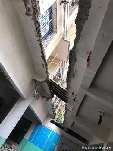 新余这个小区楼板塌了!幸好无人伤亡!