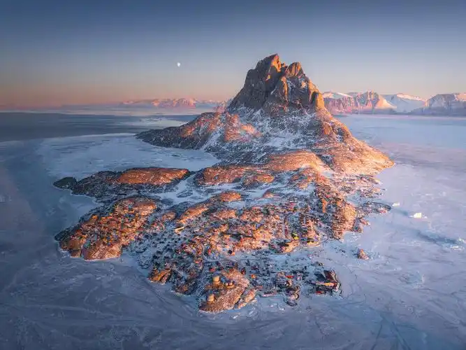 北极格陵兰岛的乌玛纳克村,清晨的时候我把无人机升起来,立马就被这