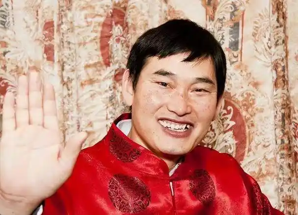 作为走上央视舞台的农民歌手,自从朱之文出了名之后,他的儿子朱小伟也