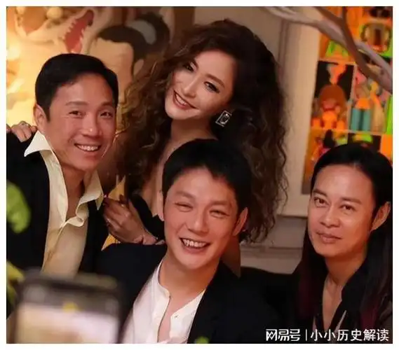 傅程鹏抛下程愫与周丽淇游泳笑开怀未与儿子共度父亲节