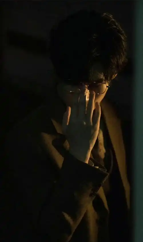 张真源黑色西装金丝眼镜造型