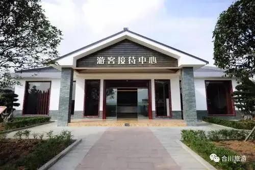 旅游 正文 友缘山庄景区内设有220平方米的游客接待中心;停车场3200