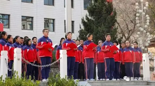 昨天下午,延安中学一群身穿校服的学生娃在升旗广场搞了一个活动,就和