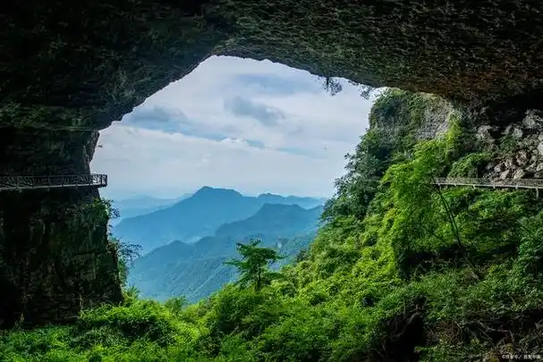 重庆市南川区的金佛山,是一座融合佛教文化与自然风光的独特胜地.