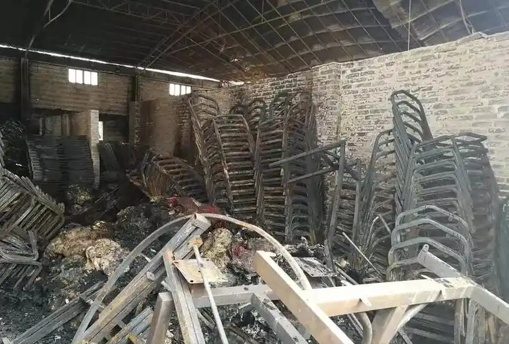 06年青海工厂突发大火工人冒死救出老板儿子事后老板消失