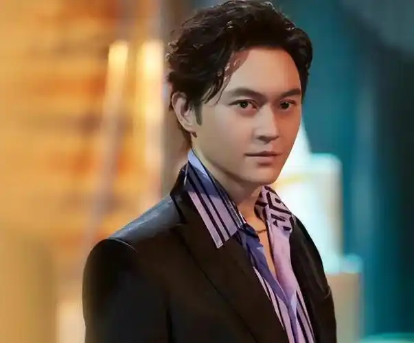 张智霖香港偶遇美女,衣服皱巴巴暴起青筋?