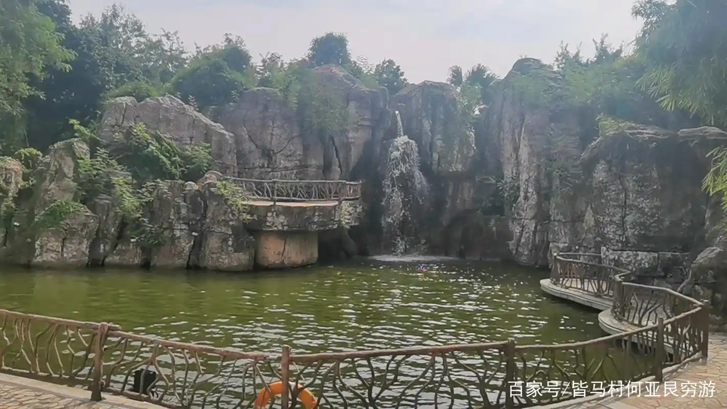 东莞黄江人民公园,有湖水可以坐船,有瀑布,有游泳池