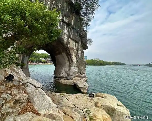 象鼻山,山因酷似江边饮水的大象而得名,被称为桂林山水的象征!