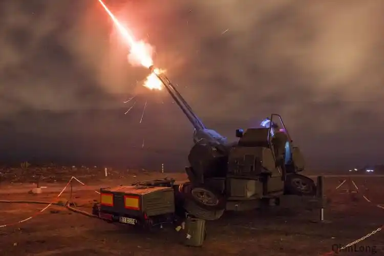 西班牙防空团射击训练 小口径高炮的独特美感